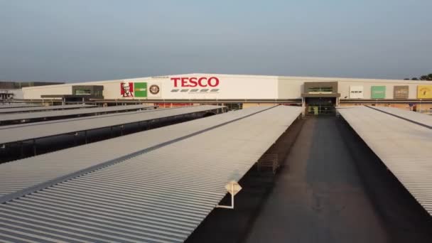 Luchtfoto Tesco supermarkt — Stockvideo