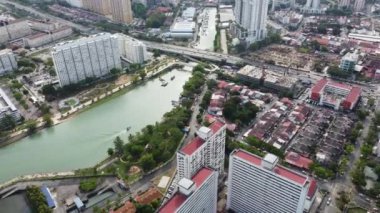 Hava manzaralı tekne Sungai Pinang nehrinde ilerliyor.