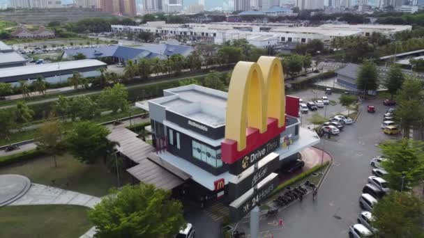 Mc Donald 24 Stunden geöffnet am Jelutong Drive — Stockvideo
