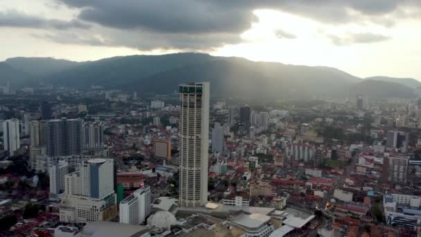 Gün batımında hava manzaralı KOMTAR binası — Stok video