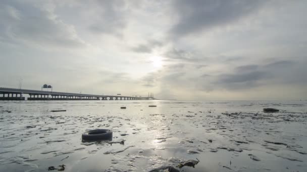 汚れた海沿岸にタイムラプス朝の日の出 海岸には放棄された車のタイヤがあります — ストック動画