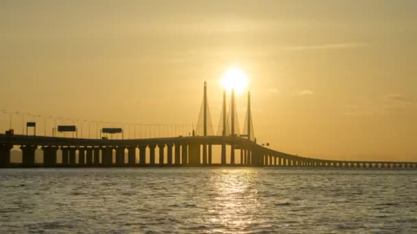 Timelapse Nascer Sol Sobre Uma Ponte Atravessar Mar — Vídeo de Stock