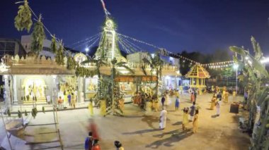 Zaman aşımı Hintli fanatikler tapınağa geliyor.