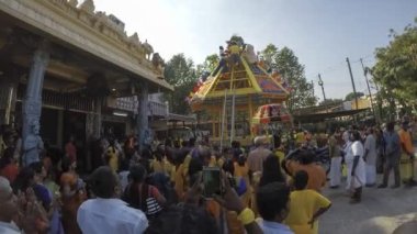 Hintli fanatikler savaş arabasını kurdular.