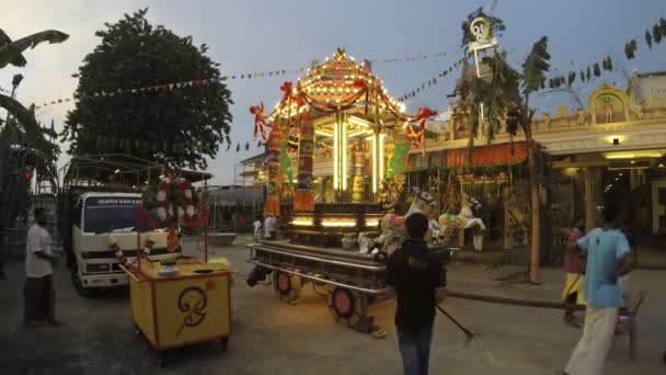 Indyjscy wielbiciele przygotowują rydwan — Wideo stockowe