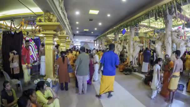 Timelapse Indiska be i templet — Stockvideo