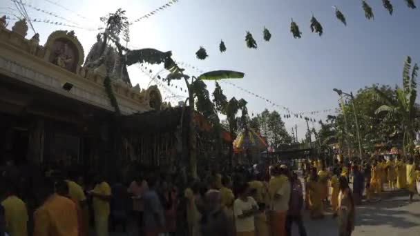 Timelapse multitud de devotos indios visita al templo — Vídeos de Stock