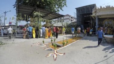 Hintliler tapınakta dua eder.