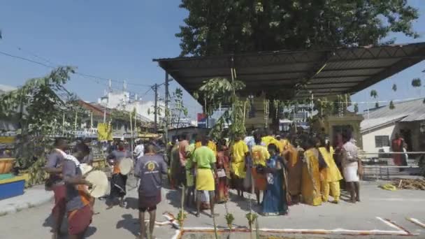 Timelapse indiska anhängare slog trumman under ceremonin. — Stockvideo