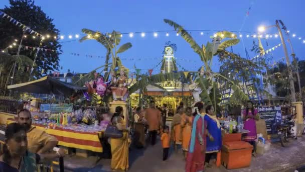 Timelapse I devoti indù partecipano alla cerimonia religiosa al crepuscolo — Video Stock