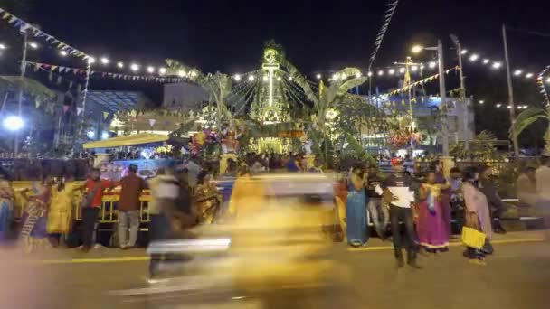 Los devotos indios asisten a la ceremonia religiosa en el templo — Vídeo de stock