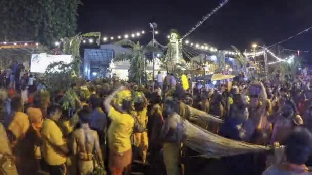 Timelapse visa kavadi bärare in Hindu templet — Stockvideo