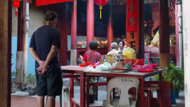 Китайцы молятся в китайском храме Туа Пек Конг Чэн — стоковое видео