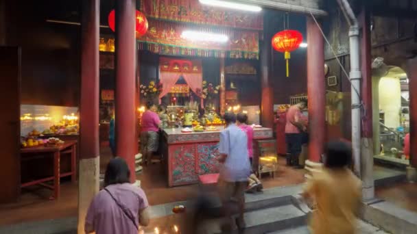 티라 포세 중국 사람들은 요스 스틱을 태워서 성전에서 기도를 한다 — 비디오