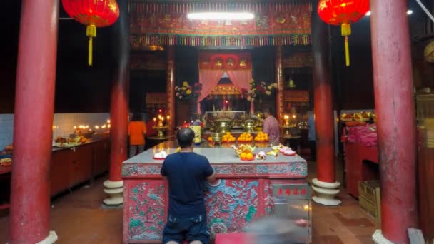 随着时间的流逝，人们在中国庙宇里烧香祈祷 — 图库视频影像