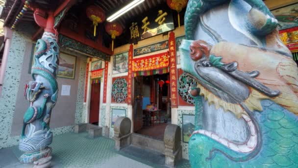 随着时间的流逝，人们走进了中国的建筑寺庙 — 图库视频影像