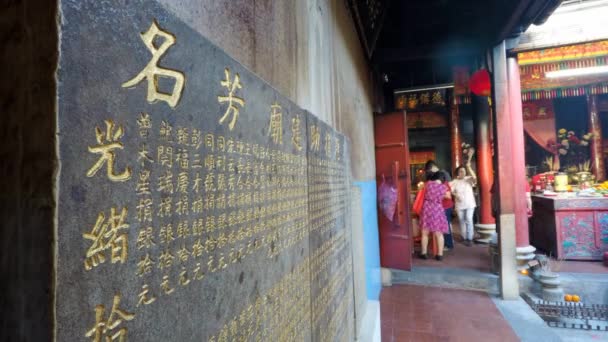 中国のタイムラプスの人々は寺院で祈る. — ストック動画