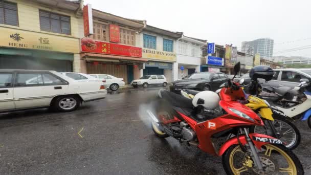 Timelapse tráfego automóvel ocupado na cidade velha durante o dia chuvoso — Vídeo de Stock