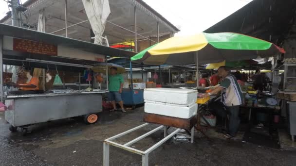 Timelapse κινέζικο γεράκι πωλούν τα τρόφιμα κάτω από ομπρέλα την ημέρα της βροχής — Αρχείο Βίντεο