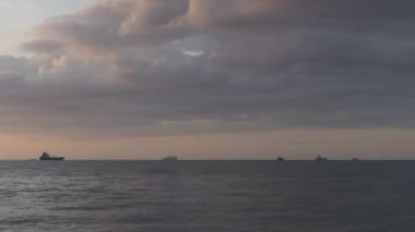 Zaman bulutlu bir gün Penang Denizi 'ne hareket ediyor.