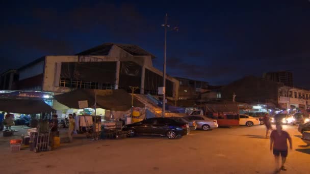 Timelapse noc scena ruchu samochodowego i ludzie zakupy w nocy — Wideo stockowe