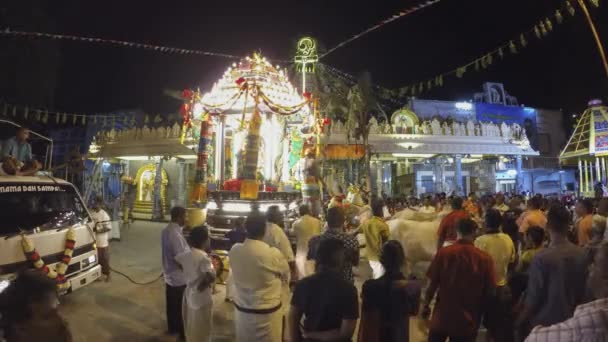 Los devotos indios se reúnen frente al templo — Vídeos de Stock