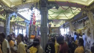 Yüksek açılı zaman dilimi. Hintli fanatikler gümüş kap taşıyor.