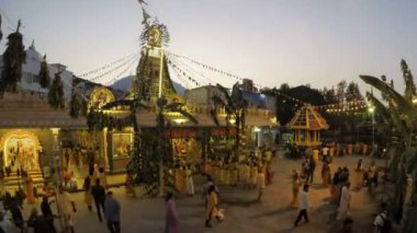 Zaman aşımı Hindu hayranları tapınağın önünde toplanıyor.