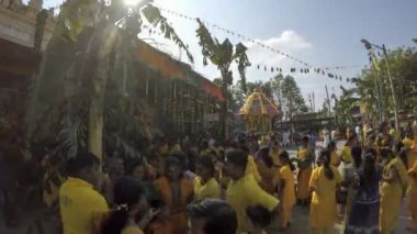 Binlerce Hindu dindar kutlama için tapınağa geliyor.