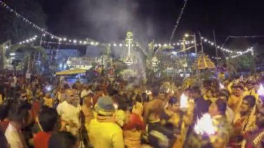 Hindu fanatiklerin zaman hareketi tapınağın önünde ateş saksısı ile yürümeleri