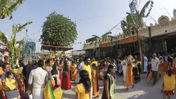 Timelapse indičtí oddaní shromáždit před chrámem — Stock video