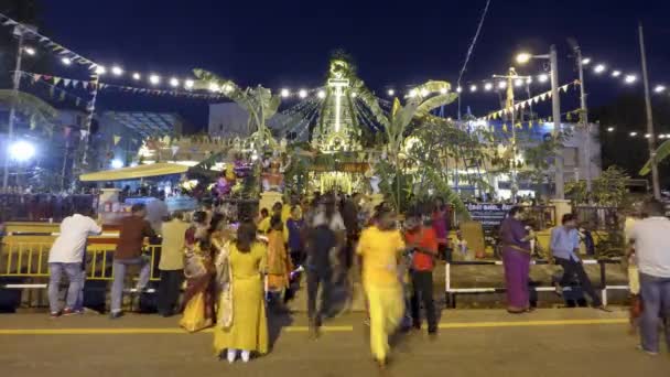 Индуистские преданные молятся в храме ночью — стоковое видео