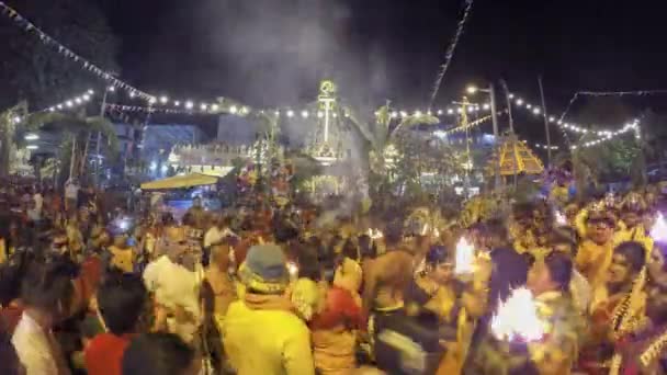 Timelapse movimiento de los devotos hindúes con fuego olla caminar delante del templo — Vídeos de Stock