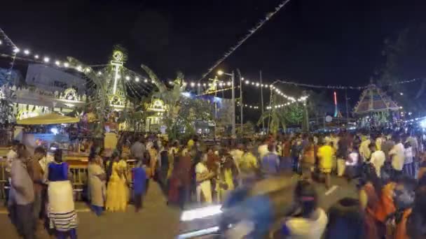 Chariot prepare enter Hindu temple at night after finish procession — Stock Video