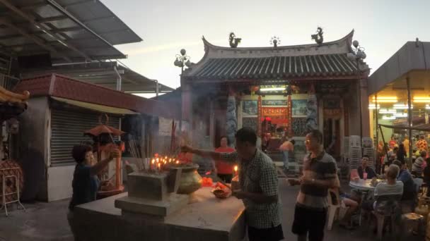 Os devotos chineses da Timelapse rezam no templo chinês — Vídeo de Stock