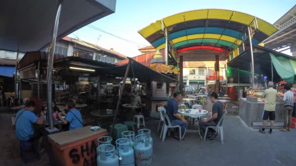 Orang Cina makan di luar ruangan — Stok Video