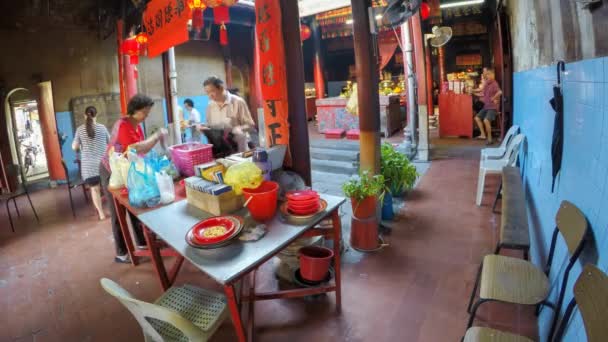 中国の信者はお祝い中に寺院で祈る — ストック動画