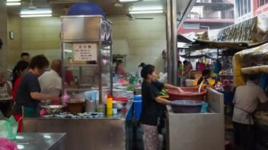 Hawker meşgul, Hawker Center 'da Wan Tan Mee' yi hazırlayın.