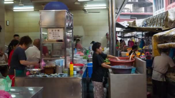 时间紧迫的小贩在小贩中心忙着准备黄牛肉 — 图库视频影像