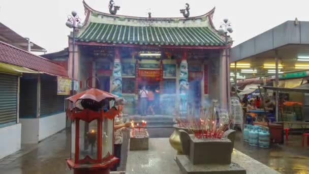 Devotos chineses Timelapse queimar vara joss e vela e rezar no templo chinês — Vídeo de Stock