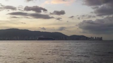 Zaman yolculuğu gemisi Penang Adası Denizi 'ne hareket ediyor. Tatil turizm merkezi