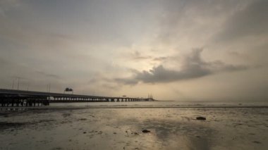 Penang İkinci Köprüsü 'nde Sabah Güneşi. İnsanlar istiridye sever.