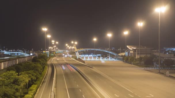 Timelapse uitzicht auto beweegt bij Jambatan Kedua Pulau Pinang tol 's nachts — Stockvideo