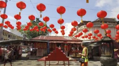Zaman ayarlı pansiyon görüntüsü kırmızı fener dekore edildi. İnsanlar tapınağa dua etmeye gider.