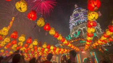 İnsanlar Kek Lok Si tapınağında havai fişek gösterisine bayılıyor.