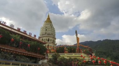 Bulutlu bir günde Kek Lok SI tapınağını tarayan Zaman Alanı 4k