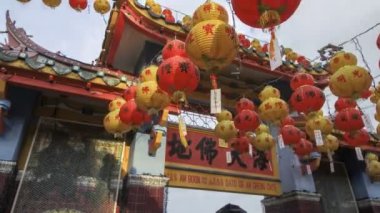 Pagoda Kek Lok Si 'nin kemer yolundaki zaman ayarlı dekorasyon feneri