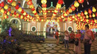 Yerel ve yabancı turist gece fener dekorasyonuyla Kek Lok Si 'ye gitti