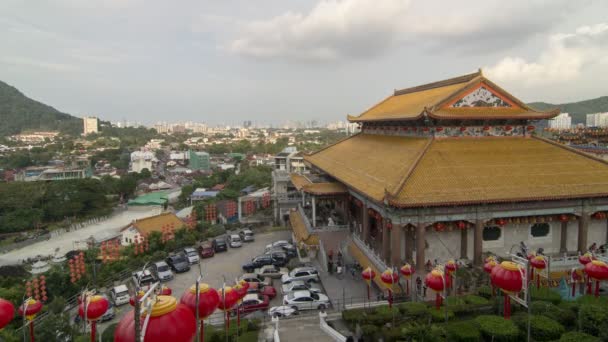 Timelapse bewegende wolk en toeristisch bezoek aan Kek Lok Si tempel — Stockvideo