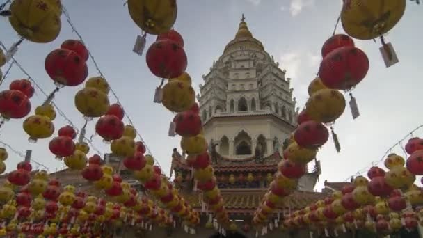 Timelapse cloudy day at pagoda of Kek Lok Si temple — Stock Video